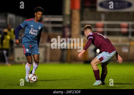 Dagenham, Royaume-Uni. 15th novembre 2022. Dagenham - Jaden Slory de Feyenoord, Regan Clayton de West Ham United FC U21 lors du match entre West Ham United U21 FC et Feyenoord O21 au London Borough of Barking & Dagenham Stadium le 15 novembre 2022 à Dagenham, au Royaume-Uni. Crédit : photos Box to Box/Alamy Live News Banque D'Images