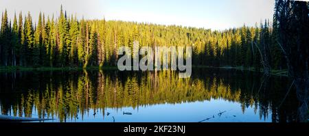 Photographie du lac Horseshoe au lever du soleil, le long de la piste Lolo, forêt nationale de Clearwater, Idaho, États-Unis. Banque D'Images