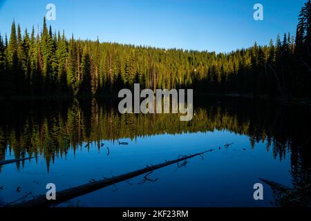 Photographie du lac Horseshoe au lever du soleil, le long de la piste Lolo, forêt nationale de Clearwater, Idaho, États-Unis. Banque D'Images