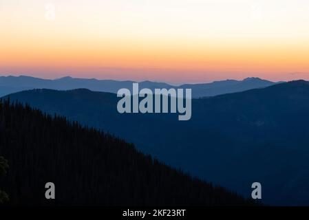 Photographie du lever du soleil depuis le belvédère du lac Horseshoe, le long de la piste Lolo, forêt nationale de Clearwater, Idaho, États-Unis. Banque D'Images