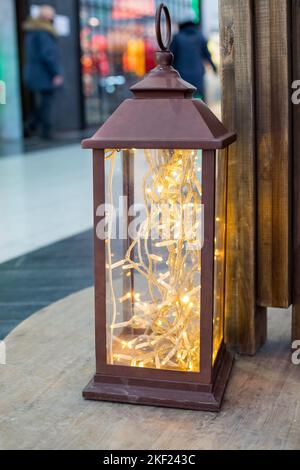 Décor de mariage dans un style rustique.une lampe vintage avec guirlande intérieure sur entrance.beautiful décor . décoration de Noël festive Banque D'Images