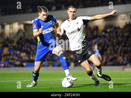 Joshua Davison (à gauche) d'AFC Wimbledon et Daniel Matsuzaka de Weymouth se battent pour le ballon lors du premier match de replay de la coupe Emirates FA au Cherry Red Records Stadium, Londres. Date de la photo: Mardi 15 novembre 2022. Banque D'Images