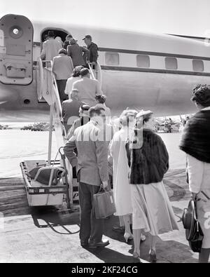 1940S 1950S PASSAGERS DE COMPAGNIE AÉRIENNE À BORD D'UN AVION EN LIGNE SUR UN TARMAC EN UTILISANT UN ESCALIER - A1307 DEP001 AVIONS D'AVENTURE HARS SERVICE CLIENT EXCITATION TARMAC ESCALIER D'AVIATION À ANGLE BAS UTILISANT LA COOPÉRATION ÉLÉGANTE NOIR ET BLANC RACE BLANCHE CIVILE OLD FASHIONED Banque D'Images