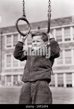 1930S 1940S GARÇONS GRIMACING LUTTANT POUR SE METTRE SUR LE TERRAIN DE JEU DE L'ÉCOLE ANNEAUX DE GYMNASTIQUE - B3192 HAR001 HARS FITNESS PHYSIQUE INSPIRATION WILL MÂLES CONFIDENCE EXPRESSIONS B&W OBJECTIFS ÉCOLES NIVEAU ACTIVITÉ EFFORT PHYSIQUE EFFORT RÉCRÉATION FIERTÉ DE LA FLEXIBILITÉ CONCEPTUELLE PRIMAIRE GRIMACING GYMNASTIC LUI-MÊME MUSCLES GRADE DE CROISSANCE SCOLAIRE JUVÉNILES LUTTANT NOIR ET BLANC CAUCASIENS DÉTERMINATION DE L'ORIGINE ETHNIQUE EFFORT HAR001 DÉMODÉE Banque D'Images