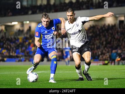 Joshua Davison (à gauche) d'AFC Wimbledon et Daniel Matsuzaka de Weymouth se battent pour le ballon lors du premier match de replay de la coupe Emirates FA au Cherry Red Records Stadium, Londres. Date de la photo: Mardi 15 novembre 2022. Banque D'Images