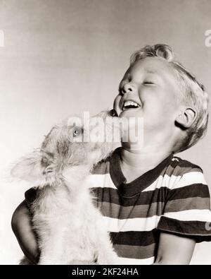 1940S 1950S SOURIRE RIRE GARÇON ÉTANT LÉCHÉ PAR PET FIL CHEVEUX TERRIER CHIEN - D2201 HAR001 HARS JOY STRIPED STUDIO TOURNÉ RURAL SANTHINESS MAISON VIE COPIE ESPACE AMITIÉ DEMI-LONGUEUR SOINS MÂLES ANIMAUX DOMESTIQUES B&W TERRIER LÉCHANT BONHEUR MAMMIFÈRES CHIENS À CHEVEUX CONNEXION CONCEPTUEL JOYFUL T-SHIRT MUTT CANINE JUVÉNILES MAMMIFÈRE TEE-SHIRT TICKLE TOGETHERNESS NOIR ET BLANC CAUCASIEN ETHNICITÉ HAR001 À L'ANCIENNE Banque D'Images