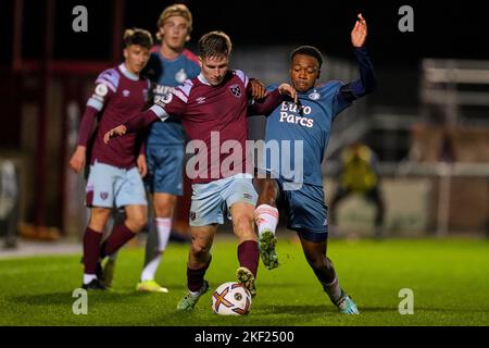 Dagenham, Royaume-Uni. 15th novembre 2022. Dagenham - Regan Clayton de West Ham United FC U21, Antoni Milambo de Feyenoord pendant le match entre West Ham United U21 FC et Feyenoord O21 au London Borough of Barking & Dagenham Stadium le 15 novembre 2022 à Dagenham, au Royaume-Uni. Crédit : photos Box to Box/Alamy Live News Banque D'Images