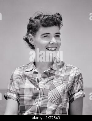 1950S BRUNETTE SOURIANTE JEUNE FEMME EN JOURNÉE ENSOLEILLÉE PORTANT UNE CHEMISE À MANCHES COURTES ET MOTIF ÉCOSSAIS - G300 HAR001 TISSU ÉCOSSAIS HARS EXPRESSIONS DE CONFIANCE ENSOLEILLÉ B&W ÉTÉ BRUNETTE BONHEUR TÊTE ET ÉPAULES GAIE ENTHOUSIASTE CHEMISIER SOURIANT JOYEUSE ÉLÉGANTE OUTDOORSY AGRÉABLE ATTRAYANT ÉNERGIQUE SAISON FRAÎCHE JEUNE FEMME ADULTE NOIR ET BLANC RACE BLANCHE HAR001 OLD FASHIED Banque D'Images