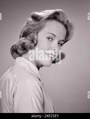 1960S JEUNES FEMMES FLIP HAIRSTYLE REGARDANT PAR-DESSUS SON ÉPAULE À LA CAMÉRA - G5261 HAR001 PERSONNES HARS CONFIANCE B&W OEIL CONTACT BONHEUR TÊTE ET ÉPAULES JOYEUSE COIFFURE SOURIRES JOYEUSE ADOLESCENT JEUNE FEMME ADULTE NOIR ET BLANC CAUCASIEN ETHNIE HAR001 OLD FASHIONED Banque D'Images