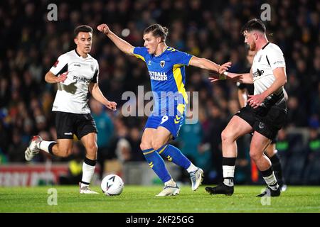 Joshua Davison (à gauche) d'AFC Wimbledon et Nathan Carlyle de Weymouth se battent pour le ballon lors du premier match de replay de la coupe Emirates FA au Cherry Red Records Stadium, Londres. Date de la photo: Mardi 15 novembre 2022. Banque D'Images