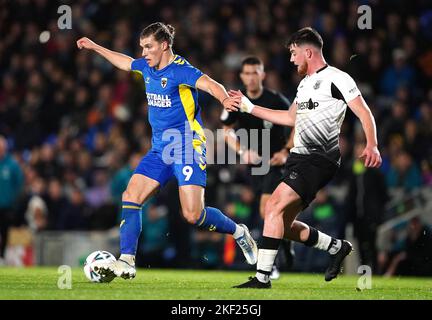 Joshua Davison (à gauche) d'AFC Wimbledon et Nathan Carlyle de Weymouth se battent pour le ballon lors du premier match de replay de la coupe Emirates FA au Cherry Red Records Stadium, Londres. Date de la photo: Mardi 15 novembre 2022. Banque D'Images