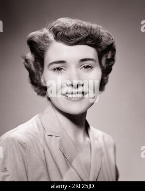 1940S 1950S SOURIRE FEMME PORTRAIT REGARDER L'APPAREIL PHOTO REGARDER L'APPAREIL PHOTO - G552 HAR001 HARS BRUNETTE JOLIE TÊTE ET ÉPAULES GAIES STYLES GAIES COIFFURE FIERTÉ SOURIRES JOYFUL STYLISÉ SINCÈRE HAIRDO ADULTE MOYEN-ADULTE FEMME JEUNE ADULTE NOIR ET BLANC CAUCASIEN ETHNICITÉ DIRECTE HAR001 À L'ANCIENNE Banque D'Images