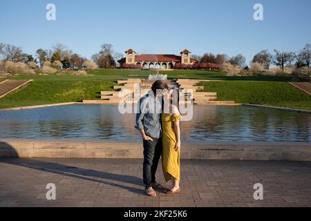 Couple romantique danse et explore dans Forest Park, St. Louis au pavillon de l'exposition universelle Banque D'Images