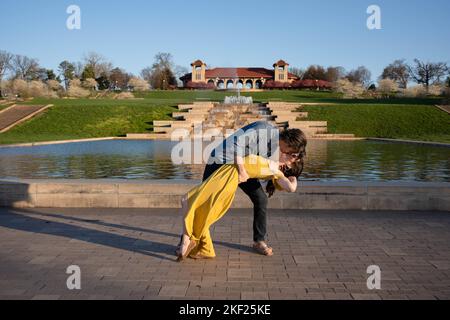 Couple romantique danse et explore dans Forest Park, St. Louis au pavillon de l'exposition universelle Banque D'Images