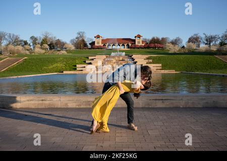 Couple romantique danse et explore dans Forest Park, St. Louis au pavillon de l'exposition universelle Banque D'Images