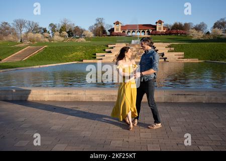 Couple romantique danse et explore dans Forest Park, St. Louis au pavillon de l'exposition universelle Banque D'Images