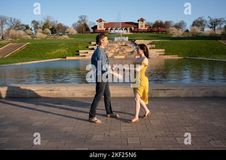 Couple romantique danse et explore dans Forest Park, St. Louis au pavillon de l'exposition universelle Banque D'Images