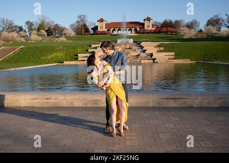 Couple romantique danse et explore dans Forest Park, St. Louis au pavillon de l'exposition universelle Banque D'Images