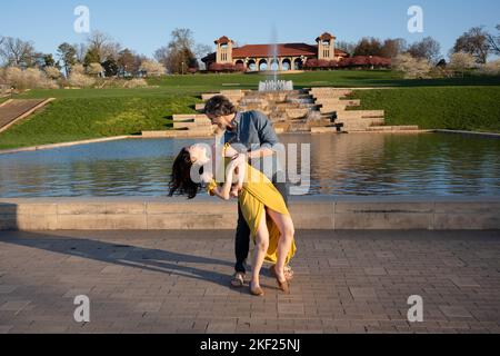 Couple romantique danse et explore dans Forest Park, St. Louis au pavillon de l'exposition universelle Banque D'Images