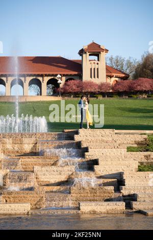 Couple romantique danse et explore dans Forest Park, St. Louis au pavillon de l'exposition universelle Banque D'Images