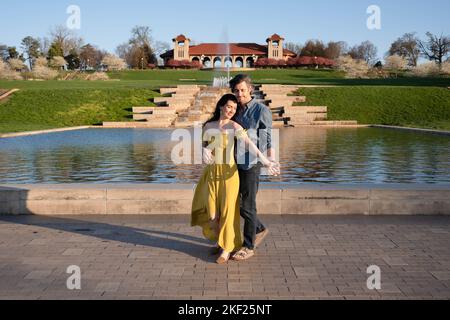 Couple romantique danse et explore dans Forest Park, St. Louis au pavillon de l'exposition universelle Banque D'Images