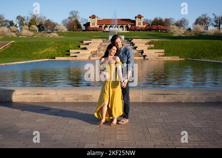 Couple romantique danse et explore dans Forest Park, St. Louis au pavillon de l'exposition universelle Banque D'Images