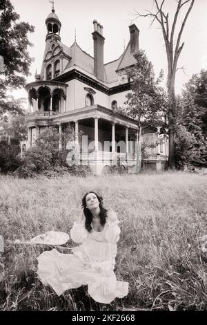 1960S 1970S FEMME ASSISE DANS L'HERBE DEVANT LA MAISON VICTORIENNE HANTÉE ABANDONNÉE - G7915 HAR001 HARS FEMMES DE DEMI-LONGUEUR PERSONNES RÉSIDENTIELLES CARACTÈRE RISQUE BÂTIMENTS SPIRITUALITÉ CONFIANCE GHOSTING B&W TRISTESSE BRUNETTE RÊVES ESPRIT BONHEUR ÉTRANGE PROPRIÉTÉ GRAND ANGLE ÉTRANGE CREEPY SINISTRE EXTÉRIEUR MAISONS ABANDONNÉES HUMEUR HANTANTE CONNEXION IMMOBILIÈRE STRUCTURES CONCEPTUELLES IMAGINATION RÉSIDENCE ÉLÉGANT INHABITUEL EDIFICE FEMME MOYENNE ADULTE NOIR ET BLANC CAUCASIEN ETHNICITÉ DÉSERTE GOTHIQUE HAR001 ANCIEN MODE Banque D'Images