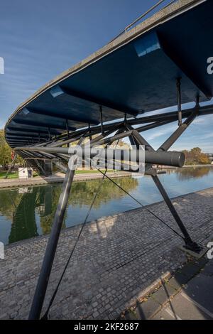 Réflexions sur le canal d'Ourcq d'un pont moderne au lever du soleil Banque D'Images