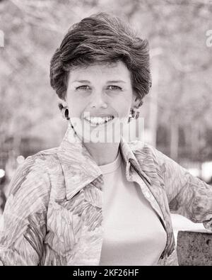 1970S PORTRAIT TENDANCE FEMME MATURE CHEVEUX COURTS HOOP BOUCLES D'OREILLES PORTER UN T-SHIRT SOUS UN IMPRIMÉ CHEMISIER SOURIRE REGARDANT L'APPAREIL PHOTO - G8441 HAR001 HARS COPY SPACE DEMI-LONGUEUR FEMMES PERSONNES BOUCLES D'OREILLES CONFIANCE MOYEN-ÂGE B&W OEIL CONTACT BRUNETTE BONHEUR MOYEN-ÂGE FEMME GAI STYLES PRIDE CHEMISIER SOURIT JOYEUX STYLE T-SHIRT MODE ADULTE MOYEN-ADULTE FEMME NOIR ET BLANC CAUCASIEN ETHNICITÉ HAR001 VIEUX CHEVEUX COURTS Banque D'Images
