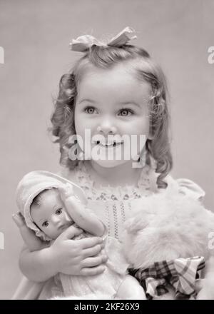 1930S JOLIE PETITE FILLE AVEC DES BOUCLES DE BALONEY DANS SES CHEVEUX TENANT UNE POUPÉE DE BÉBÉ ET PELUCHE ANIMAL JOUET SOURIANT REGARDER HORS APPAREIL PHOTO - J2265 HAR001 HARS MAISON VIE ESPACE COPIE DEMI-LONGUEUR B&W JOLI BONHEUR GAI ET BOUCLES FIERTÉ SOURIRES ENCORE LA VIE JOYEUSE ÉLÉGANT AGRÉABLE AGRÉABLE AGRÉABLE BALONEY CHARMANT JEUNES ADORABLES RAVISSANT ADORABLE ATTRAYANT NOIR ET BLANC RACE BLANCHE HAR001 VIEUX À LA MODE Banque D'Images