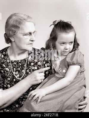 1940S FEMME GRAND-MÈRE POINTANT DU DOIGT EN COLLUANT UNE PETITE FILLE QUI SE COMPORTE MAL SA PETITE-FILLE QUI REGARDE LOIN - J5615 HAR001 HARS COLÈRE FACIALE PEUR COMMUNICATION INFORMATION INQUIÉTUDE GRANDS-PARENTS FORTE STYLE DE VIE FEMMES GRAND-PARENT STUDIO SHOT MOODY MAISON VIE COPIE ESPACE FEMMES DEMI-LONGUEUR PERSONNES PRENANT SOIN DES EXPRESSIONS D'ADULTE SENIOR TROUBLE B&W CONCERNÉ TRISTESSE FEMME SENIOR FORCE PUISSANT STERN À L'AUTORITÉ GRANDS-MÈRES ONT MAL HUMEUR PETIT-ENFANT PETITE-FILLE CONCEPTUEL GLUM ÉCHAPPER PERSONNEL ATTACHEMENT AFFECTION ÉMOTION GRIS CROISSANCE JUVÉNILES MISÉRABLE TOGETHERNESS NOIR ET BLANC Banque D'Images