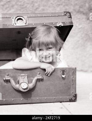 1930S MIGNONNE PETITE FILLE PEEKING HORS D'UNE VALISE SOURIEZ À LA VUE DE LA CAMÉRA - J5739 HAR001 COFFRE DE CONFIANCE DE HARS B&W CONTACT VISUEL BONHEUR TÊTE ET ÉPAULES ENJOUÉ AVENTURE MISCHIEVOUS SOURIRES DANGEREUX JOIE DE SE CACHER ET DE CHERCHER AGRÉABLE AGRÉABLE AGRÉABLE AGRÉABLE AGRÉABLE ET CHARMANT LES JEUNES DE CROISSANCE ADORABLES ADORABLES SÉDUISANTS NOIR ET BLANC DE RACE BLANCHE HAR001 À L'ANCIENNE Banque D'Images