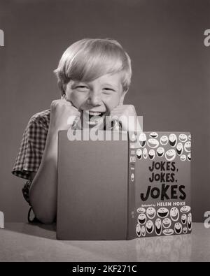 1950S 1960S RIRE BLOND GARÇON LISANT UN LIVRE DE BLAGUE - J6447 DEB001 HARS B&W OEIL CONTACT HUMORISTIQUE BONHEUR TÊTE ET ÉPAULES EXCITATION GAIE ZANY COMIQUE COMÉDIE JOYEUSE RIRE WACKY DEB001 HAPPY FACE JEUNES PRÉ-ADOLESCENT PRÉ-ADOLESCENT NOIR ET BLANC CAUCASIEN ETHNICITÉ BLAGUE OLD FASHIONED Banque D'Images