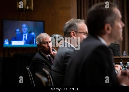 Washington, États-Unis. 15th novembre 2022. Le président par intérim de la Federal Deposit Insurance Corporation Martin J. Gruenberg témoigne lors d'une audience du Comité sénatorial des banques, du logement et des affaires urbaines sur la surveillance des organismes de réglementation financière, au Capitole des États-Unis, à Washington, DC, mardi, 15 novembre, 2022. (Graeme Sloan/Sipa USA) Credit: SIPA USA/Alay Live News Banque D'Images
