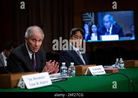 Washington, États-Unis. 15th novembre 2022. Le président par intérim de la Federal Deposit Insurance Corporation Martin J. Gruenberg témoigne lors d'une audience du Comité sénatorial des banques, du logement et des affaires urbaines sur la surveillance des organismes de réglementation financière, au Capitole des États-Unis, à Washington, DC, mardi, 15 novembre, 2022. (Graeme Sloan/Sipa USA) Credit: SIPA USA/Alay Live News Banque D'Images