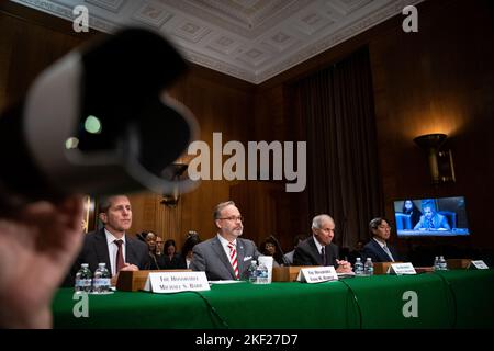 Washington, États-Unis. 15th novembre 2022. Vice-président à la surveillance de la Réserve fédérale Michael Barr, président de l'Administration de la caisse nationale Todd Harper, président intérimaire de la Société fédérale d'assurance-dépôts Martin J. Gruenberg et contrôleur de la monnaie par intérim Michael J. Hsu, témoignent lors d'une séance de banque au Sénat, Audience du Comité du logement et des affaires urbaines sur la surveillance des organismes de réglementation financière, au Capitole des États-Unis, à Washington, DC, le mardi, 15 novembre, 2022. (Graeme Sloan/Sipa USA) Credit: SIPA USA/Alay Live News Banque D'Images