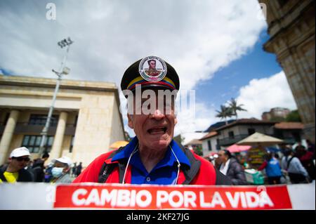 Bogota, Colombie. 15th novembre 2022. Les partisans pro-gouvernementaux défilent pendant les 100 premiers jours du gouvernement de gauche de Gustavo Petro en fonction, à Bogota, en Colombie, sur 15 novembre 2022. Photo de: CHEPA Beltran/long Visual Press crédit: Long Visual Press/Alay Live News Banque D'Images