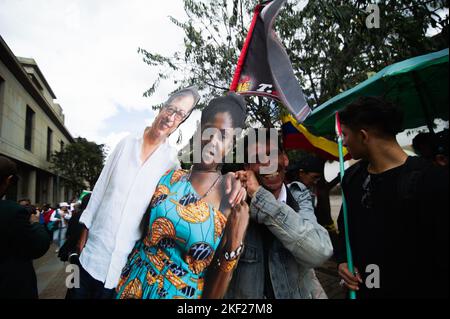 Bogota, Colombie. 15th novembre 2022. Les partisans pro-gouvernementaux défilent pendant les 100 premiers jours du gouvernement de gauche de Gustavo Petro en fonction, à Bogota, en Colombie, sur 15 novembre 2022. Photo de: CHEPA Beltran/long Visual Press crédit: Long Visual Press/Alay Live News Banque D'Images