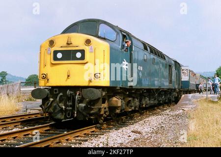 40168, ex-Haymarket Scottish Class 40, s'arrête à la gare Appleby-in-Westmorland sur la ligne Settle & Carlisle avec 1E23, le service 10,40 Carlisle - Leeds, le 21st juillet 1984. Banque D'Images