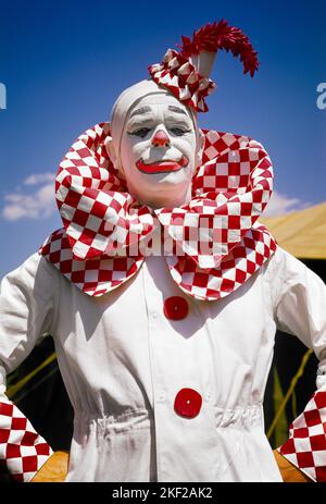 1950S 1960S PORTRAIT DE CLOWN WHITEFACE EN COSTUME ROUGE ET BLANC AVEC COL À DAMIER PETIT CHAPEAU MAINS SUR HIPS LOOK À LA CAMÉRA - KC1807 LAN001 HARS ESPACE DE COPIE DEMI-LONGUEUR PERSONNES HOMMES DIVERTISSEMENT CLOWNS OEIL CONTACT RÉUSSITE ARTS DE LA SCÈNE RÊVES HIPS HUMORISTIQUE BONHEUR AVENTURE ARTISTE ET EXCITATION COMIQUE FIERTÉ ENTERTAINER OCCUPATIONS WHITEFACE CLOWN WHITE COMÉDIE JESTER ÉLÉGANT TINY AKIMBO CRÉATIVITÉ À DAMIER HOMME MOYEN-ADULTE HOMME MOYEN-ADULTE ATTITUDE IMBÉCILE À L'ANCIENNE Banque D'Images