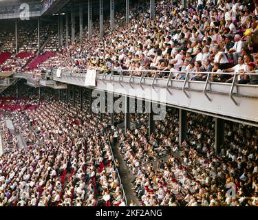 1960S STADE SURPEUPLÉ LORS D'UN ÉVÉNEMENT SPORTIF - KC2192 HAR001 FAMILLES HARS STYLE DE VIE FOULES FEMMES ESPACE DE COPIE DE L'ÉVÉNEMENT FEMMES MASSE PERSONNES MÂLES ADOLESCENT FILLE ADOLESCENT GARÇON DIVERTISSEMENT SPECTATEURS RASSEMBLEMENT TÊTE ET ÉPAULES DE SPORT AVENTURE GRAND ANGLE DIVERTISSEMENT DIVERTISSEMENT DIVERTISSEMENT FIERTÉ PROFESSIONNEL SPORTS CONCEPTUEL ÉCHAPPER SOUTIEN TEENAGED JEU DE BALLE SPORT FANS JUVÉNILES DÉTENTE THRONG NIVEAU SUPÉRIEUR PARTICIPATION BASEBALL BAT HAR001 DÉMODÉE Banque D'Images