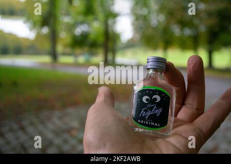 09-18-2022 Bonn, Allemagne. Petit 20 ml de liqueur avec une force de 30% sur fond de la belle nature de l'Allemagne - un petit emballage pratique Banque D'Images