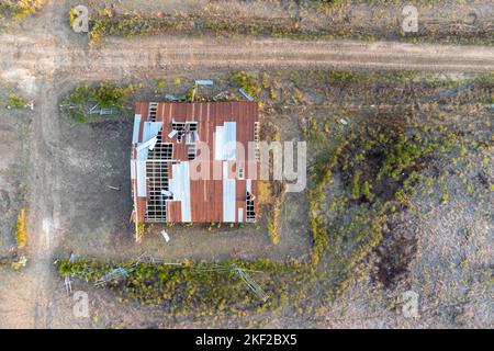 Vue aérienne sur la maison détruite avec un toit cassé après une tornade ou une tempête. De haut en bas, tir de drone Banque D'Images