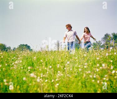 1970S ADOLESCENT ROMANTIQUE COUPLE GARÇON ET FILLE MARCHANT DANS LE CHAMP D'ÉTÉ DE FLEURS SAUVAGES TENANT LES MAINS - KJ6275 HAR001 HARS JOIE STYLE DE VIE FEMMES RURAL NATURE COPIE ESPACE PLEINE LONGUEUR DEMI-LONGUEUR PHYSIQUE PERSONNES S'OCCUPANT HOMMES ADOLESCENT FILLE ADOLESCENT GARÇON BONHEUR AVENTURE DÉCOUVERTE LOISIR CHOIX FAIBLE ANGLE DE LOISIRS TENUE DES MAINS RELATIONS CONNEXION CONCEPTUEL ADOLESCENT CROISSANCE DÉTENTE TOGETHERNESS FLEURS SAUVAGES CAUCASIENS ETHNIE HAR001 ANCIEN MODE Banque D'Images