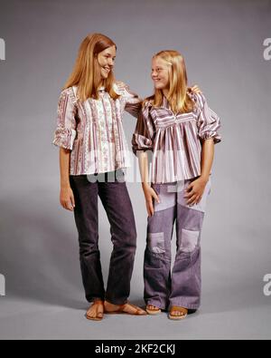 1970S DEUX ADOLESCENTES DANS 1975 VÊTEMENTS DEBOUT SOURIANT REGARDANT L'UNE L'AUTRE - KJ6517 HAR001 HARS STYLE COMMUNICATION BLOND AMI TRAVAIL D'ÉQUIPE MEILLEUR COTON FORT TENDANCE HEUREUX JOIE STYLE DE VIE FEMMES STUDIO TOURNÉ MAISON VIE COPIE ESPACE AMITIÉ PERSONNES PLEINE LONGUEUR INSPIRATION ADOLESCENTE S'OCCUPANT DE FILLES TENDANCE FRÈRES ET SŒURS CONFIANCE DENIM SŒURS MOD BONHEUR JOYEUX STYLES COMPOSITES À FRÈRES ET SŒURS SOURIRES BELL-BAS CONNEXION CONCEPTUELLE GROS PLAN SYMPA JOYEUX CHEVEUX LONGS ÉLÉGANT SOUTIEN ADOLESCENT ATTACHEMENT PERSONNEL AFFECTION AUTRE BLEU JEANS ÉMOTION MODE DÉCONTRACTÉ JEUNES SOEUR PLUS ANCIENNE SANDALS Banque D'Images