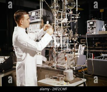 1960S PHARMACIE CONFIGURATION LECTURE DE L'OSCILLOSCOPE POUR L'ENREGISTREMENT DE SYSTÈME DE FLUX SCIENCE CHIMIE - KL2314 HAR001 HARS LIFESTYLE LABORATOIRE COPIE ESPACE DEMI-PERSONNES INSPIRATION BIOLOGIE HOMMES ENREGISTREMENT OSCILLOSCOPE OEIL CONTACT PROFESSEUR GAI DÉCOUVERTE UNIVERSITÉS CHIMISTE PROFESSEUR SCIENTIFIQUE INNOVATION OPPORTUNITÉ UP EFFECTUER DES PROFESSIONS SOURIT CALCUL ENSEIGNEMENT SUPÉRIEUR TITRAGE VERRERIE CONTRÔLES ÉDUCATEUR JOYEUSE COLLÈGES ÉDUQUANT ÉDUCATEURS FLUX INSTRUCTEURS DE MOYENNE-ADULTE HOMME DE PRÉCISION L'ÉCOLE ENSEIGNE AUX JEUNES ADULTES D'ORIGINE ETHNIQUE CAUCASIENNE HAR001 LABORATOIRES LABORATOIRES À L'ANCIENNE Banque D'Images