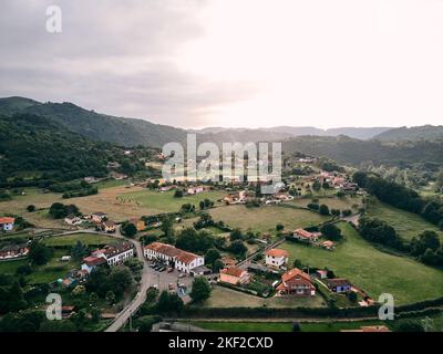 image prise avec un drone de la belle ville tranquille entourée de champs et de végétation par un jour nuageux, priorio, espagne Banque D'Images