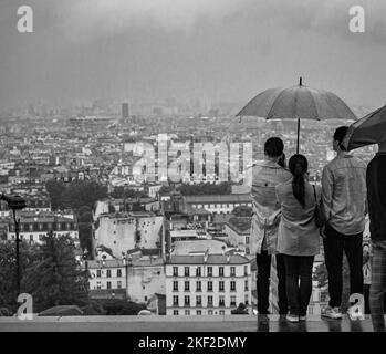 Paris pluvieux. L'atmosphère de romantisme et d'amour à Montmartre. France Banque D'Images