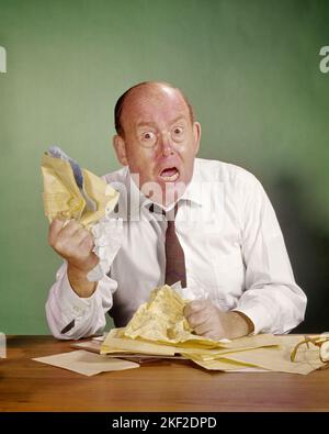 1960S ANGRY FRUSTRÉ HOMME ÉMIETTANT ET DÉCHIRANT DES PAPIERS À BUREAU STUDIO SYMBOLIQUE - KP1316 HAR001 HARS PLACE INQUIÉTUDE STYLE DE VIE STUDIO AGACÉ PORTRAITS GROGNUP ESPACE DE COPIE DEMI-LONGUEUR PERSONNES ADULTES MÂLES RISQUE MOYEN-ÂGE FRUSTRÉ LARGE MOYEN-ÂGE HOMME LIEU DE TRAVAIL OEIL CONTACT À LA VUE D'UN INSECTE EN DÉTRESSE IRÉ ET L'EXCITATION LIEUX DE TRAVAIL LIEUX DE SOUCIS MÉDITER SUR L'IMPASSE EFFRITANT MÉCONTENTEMENT EFFRITANT HOSTILITÉ SYMBOLIQUE COLÈRE À LA VUE LARGE ÉMOTION D'ENNUI FURIEUSE ÉMOTIONNELLE IMPATIENTE PERSONNES IRRITÉES ADULTES SURPRIS DÉCHIRER INQUIÉTANT CAUCASIENS ETHNICITÉ MÉCONTENTAIT HAR001 VIEUX MODE Banque D'Images