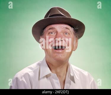 1960S PERSONNAGE ÉDENTÉ HOMME PORTANT CHAPEAU BOUCHE OUVERTE LARGE-EYED EXPRESSION AIMÉE SOURIANT REGARDANT LA CAMÉRA - KP1568 HAR001 HOMMES HARS STUPÉFAIT MOYEN-ÂGE LARGE MOYEN-ÂGE CONTACT VISUEL WONDER BUG-EYED AWE BONHEUR TÊTE ET ÉPAULES EXCITATION GAIE FORT SOURIRES STUPIDES ÉMERVEILLÉ DINGO JOYEUX STARTLE SANS DENTS STUN À GRAND ŒIL SURPRIS VAGABOND BUM CAUCASIEN ETHNICITÉ HAR001 À L'ANCIENNE Banque D'Images